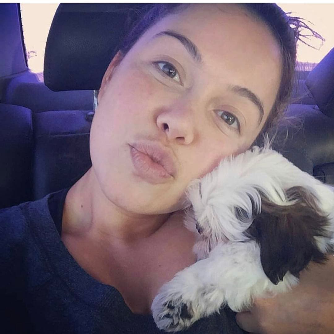 <b>Chiquis Rivera</b> es otra de las celebridades mexicanas que disfruta tomarse fotos con su mascota mientras va en su
<b>camioneta</b>. De hecho, este shihtzu, de nombre Lyric Marin, hasta tiene su propio perfil en Instagram.
<br>
<br>
<b>Relacionado: </b>
<a href="https://www.univision.com/carros/carros-y-famosos/chiquis-rivera-camioneta-mercedes-benz-g-wagon-rifa-detalles-fotos">Todo lo que trae la camioneta de lujo que Chiquis Rivera está rifando</a>