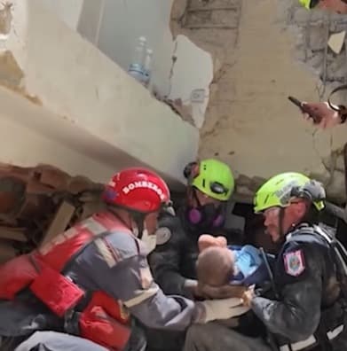 Los rescatistas de Fairfax fueron
<b>parte del equipo de trabajo que participó en el rescate de una madre y su bebé </b>de nueve meses.