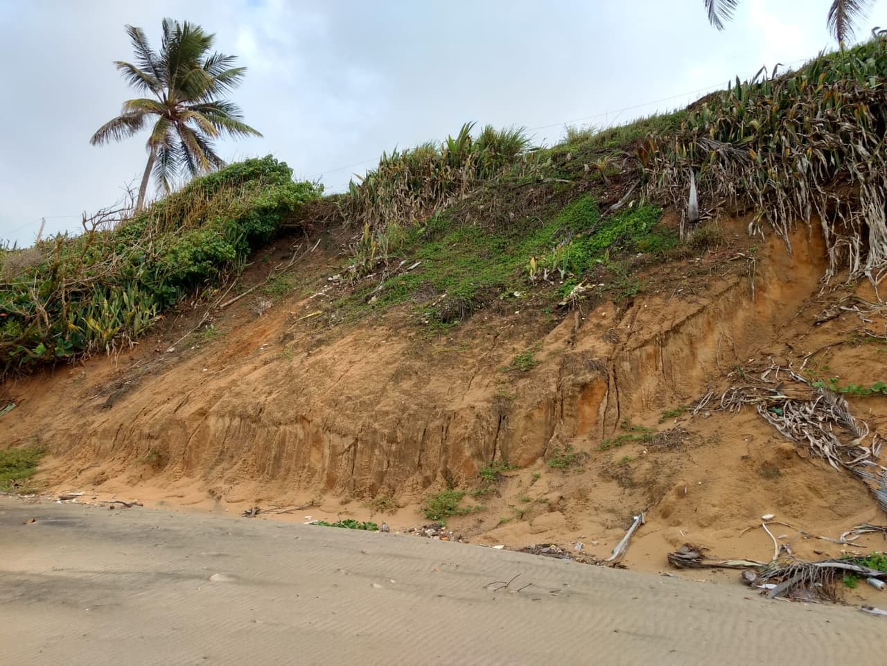 La erosión está provocando que desaparezca la carretera, que según informaron es la única vía de acceso a sus residencias.
