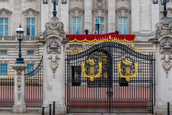 El balcón de Buckingham mientras era preparado antes de la coronación.