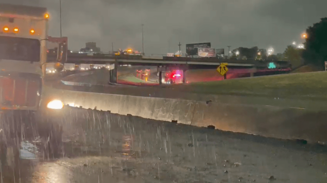 Asegúrese de llevar su paraguas si va a salir.
<br>