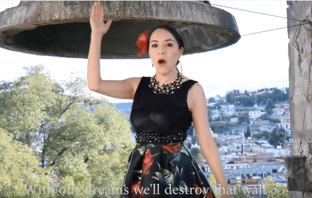 Una mexicana cantará en náhuatl para cierre de campaña de Hillary Clinton