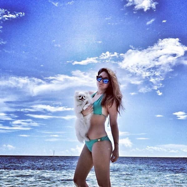 Sherlyn está disfrutando cada momento al máximo, por eso le encanta ir a playa cada vez que puede para tomar el sol y hasta se lleva a su fiel mascota.