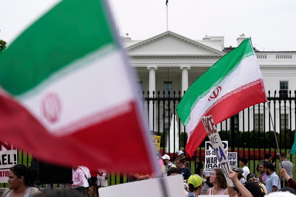Algunos de los manifestantes llevaron la bandera de Irán a los portones de la Casa Blanca. Suplicaron por
<b>una solución pacífica</b>, tras los
<b><a href="https://www.univision.com/noticias/mundo/israel-iran-ataques-misiles-netanyahu-trump-segundo-dia-guerra" target="_blank">recientes ataques de Estados Unidos a tres instalaciones nucleares en Irán</a></b>.