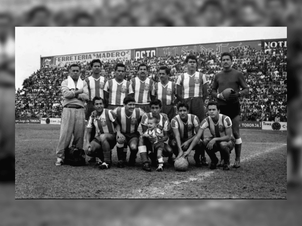 Fue campeón con Chivas en la temporada 1956-57 y Campeón de Campeones en 1957.