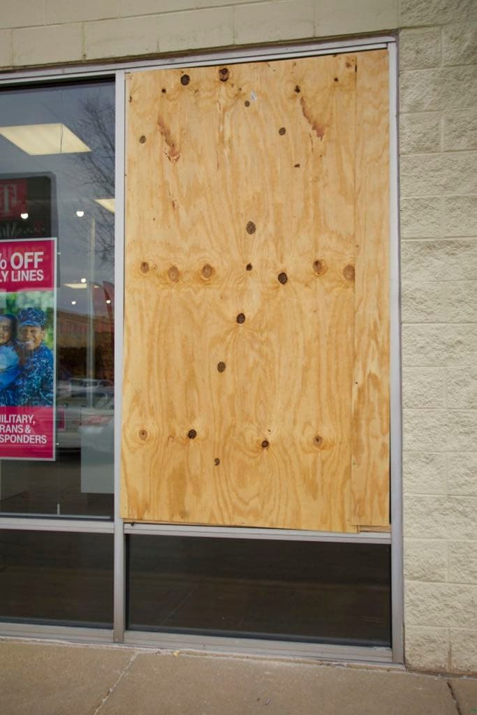 Tienda de celulares T-Mobile que fueron robadas el viernes 22 de noviembre.