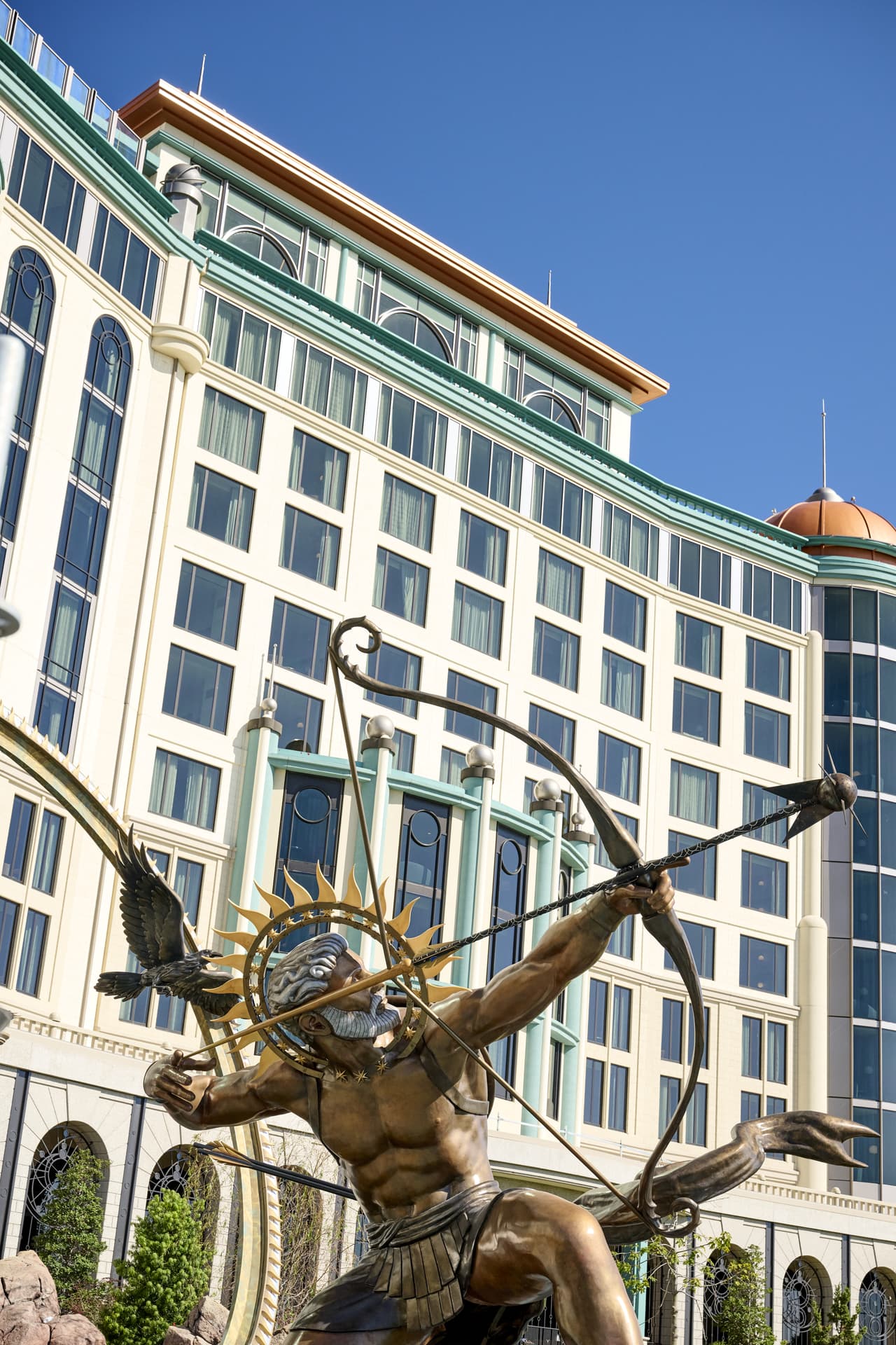 <b>Entrada directa al parque: </b>Ofrece un acceso exclusivo a Epic Universe desde el vestíbulo del hotel, algo que lo distingue de otros alojamientos.
<br>
<br>