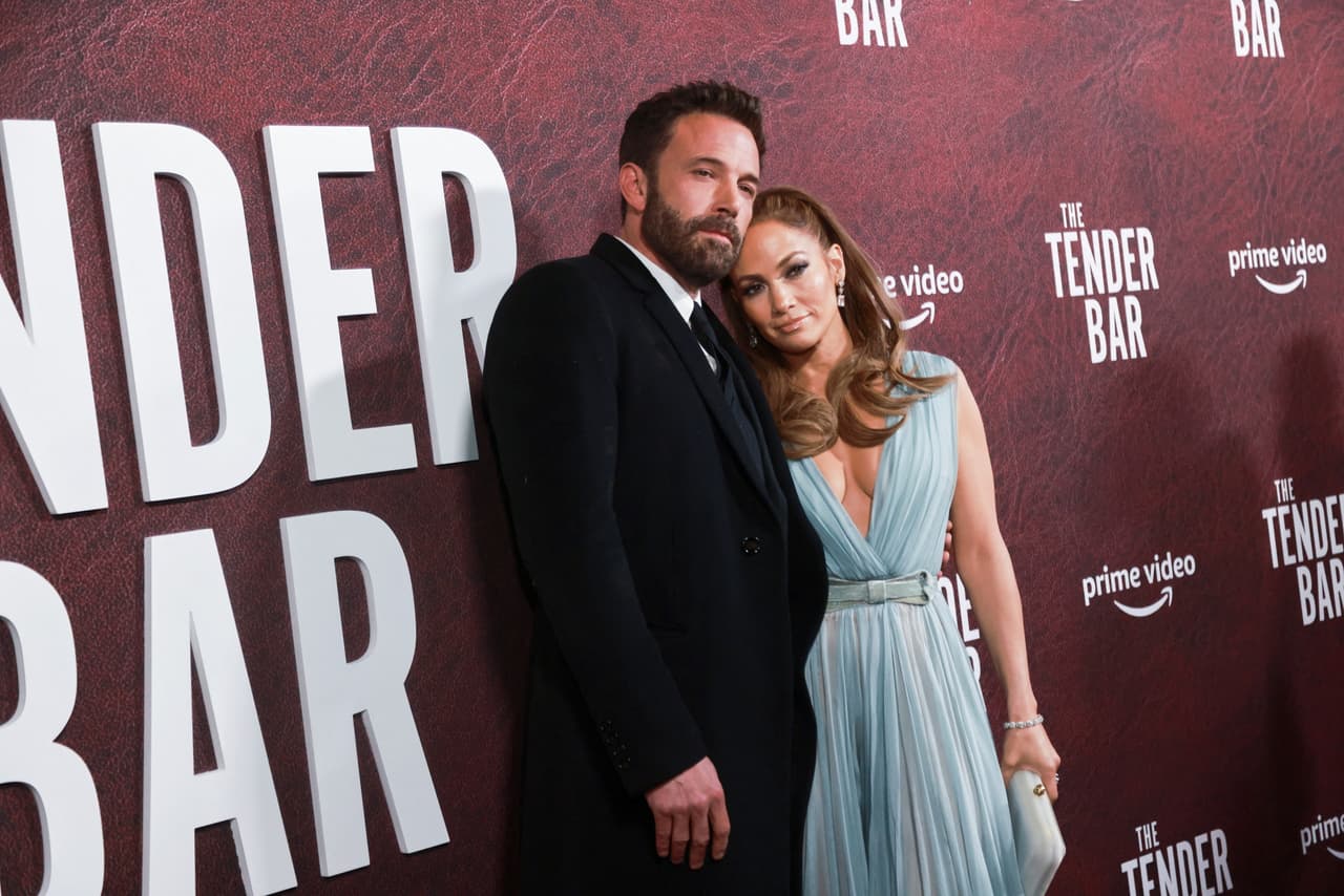 La pareja conocida como Bennifer en la alfombra roja de 'The Tender Bar'.