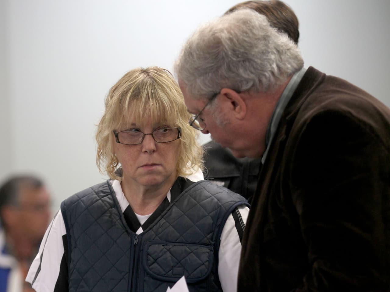 Como ocurrió recientemente en el caso de Casey y Vicky White, la huida de estos dos prisioneros desplegó operativos dignos de película con más de medio millar de agentes destinados a su captura.
<br>
<br>Joyce Mitchell fue condenada a cinco años de prisión y después de cumplir cuatro años y medio, a principios de 2020, salió con libertad condicional y según el New York Post, regresó a vivir con su marido.