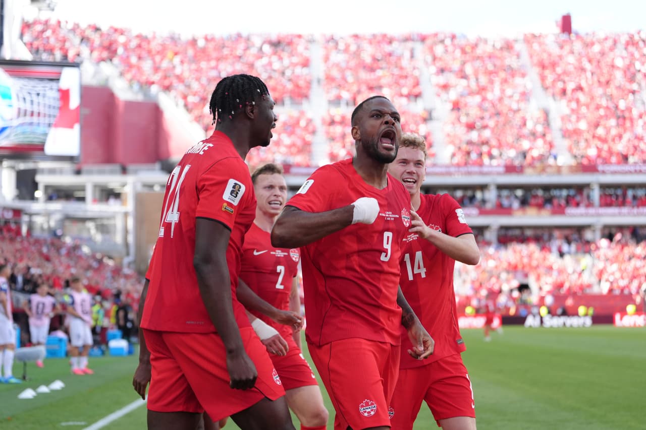 Cyle Larin (9) de Canadá continúa celebrando tras marcar el primer gol de su equipo en la segunda mitad del partido de fútbol del Grupo B de la Copa Mundial entre Canadá y Bosnia, el viernes 12 de junio de 2026, en Toronto
