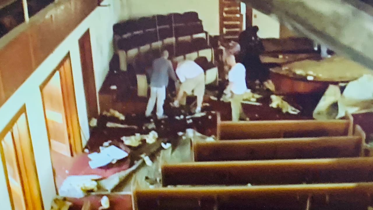 Cuando Drabek adquirió el edificio, aún se encontraba amueblado con las bancas en las que el templo ofrecía los servicios a los feligreses.