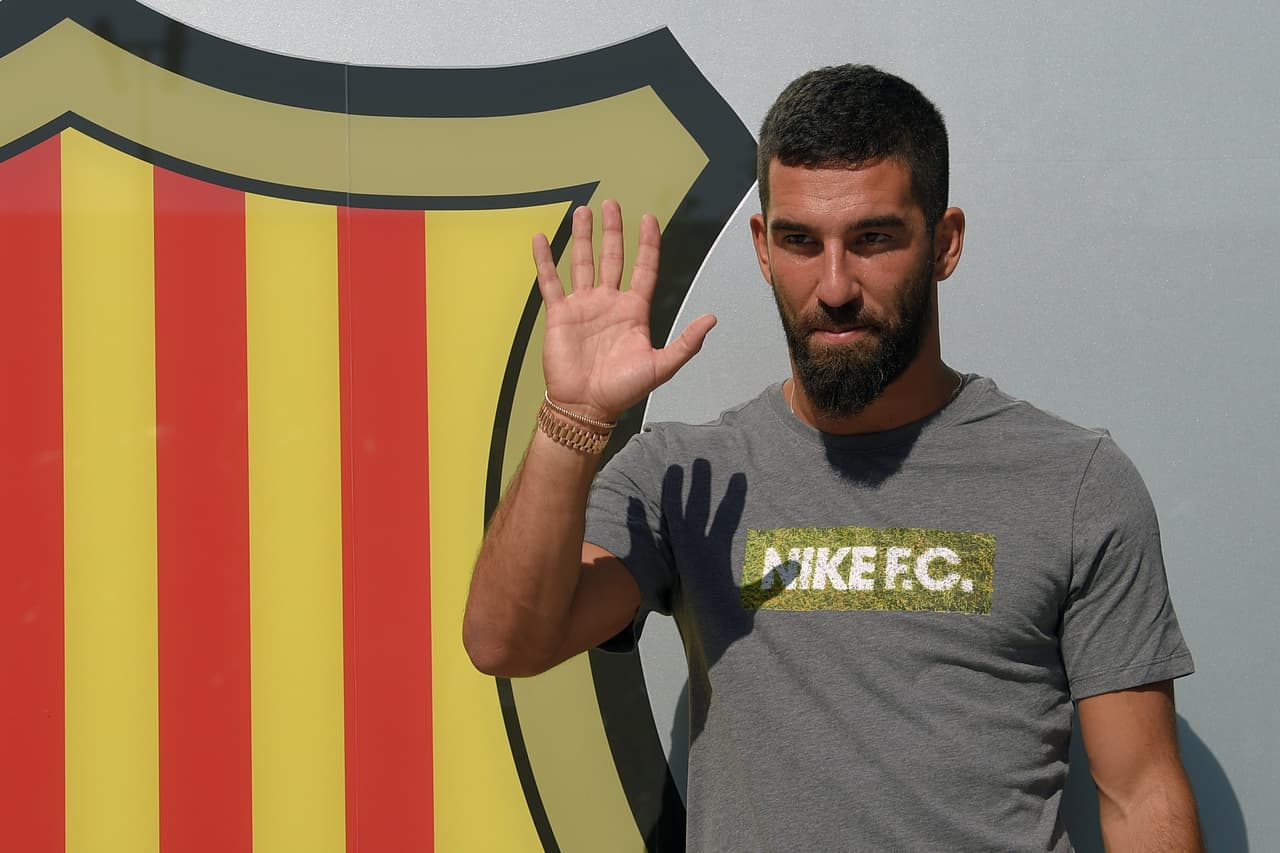 Arda Turan se niega a firmar una playera de Barcelona