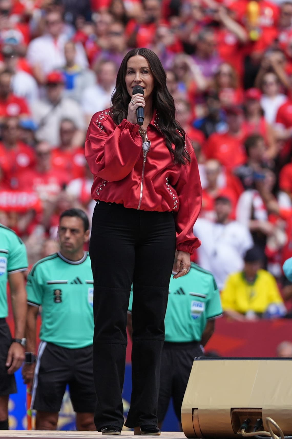 Alanis Morisette interpreta el himno nacional canadiense durante el partido de fútbol del Grupo B de la Copa Mundial entre Canadá y Bosnia en Toronto, el viernes 12 de junio de 2026. (Foto AP/Stephanie Scarbrough)
<br>