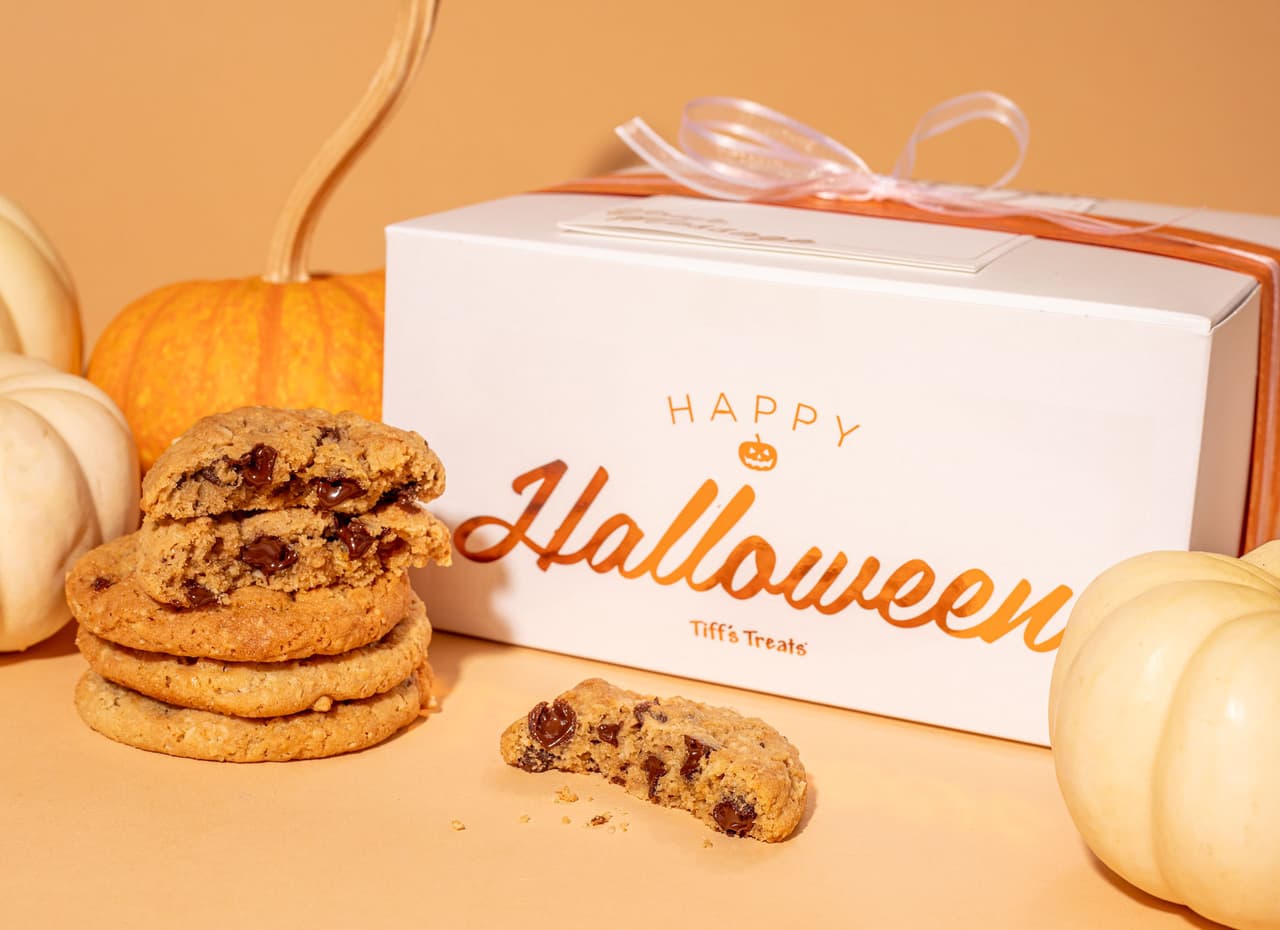 <b><a href="https://www.cookiedelivery.com/">Galleta gratis para clientes disfrazados en Tiff’s Treats (del 29 al 31 de octubre)</a></b>. 29 al 31 de octubre de 2022, los clientes que se presenten disfrazados en una tienda Tiff's Treats obtendrán una galleta con chispas de chocolate gratis.
