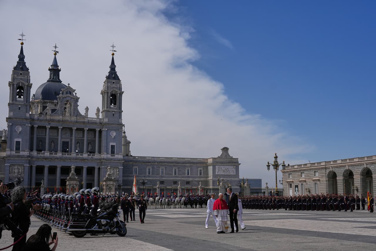 El papa León XIV y el rey Felipe VI de España pasan revista a la guardia de honor en el Palacio Real de Madrid.