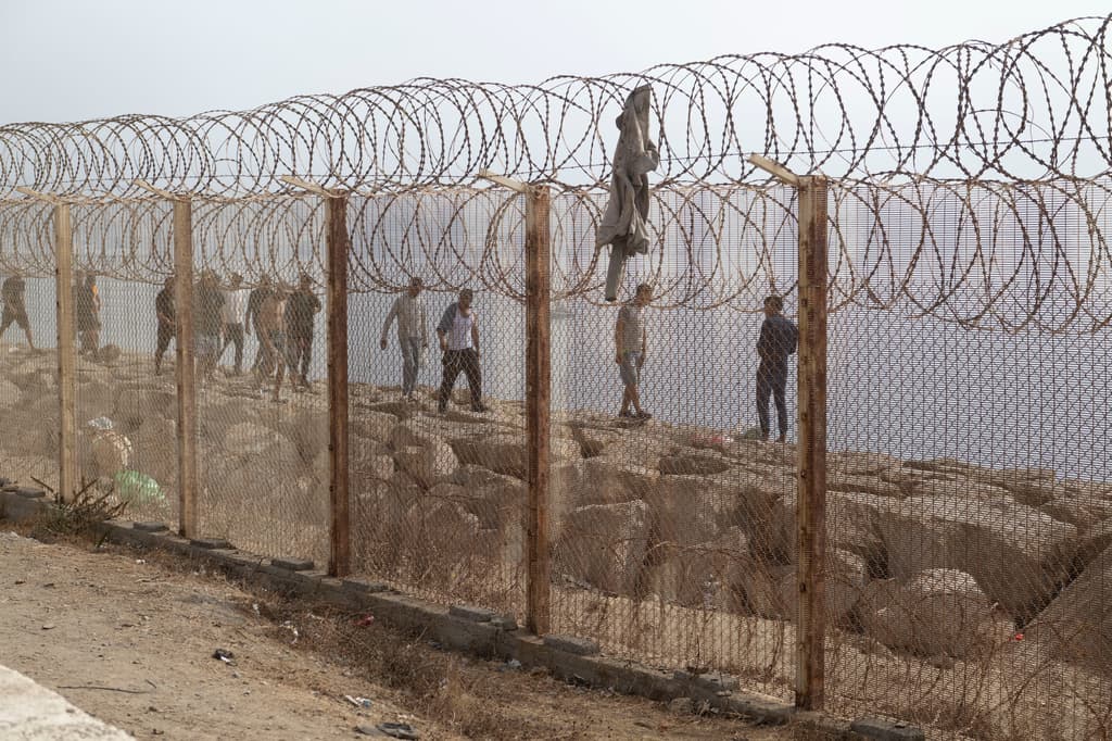 ¿Qué se sabe de la entrada masiva de migrantes a territorio español? Te contamos paso a paso la crisis
