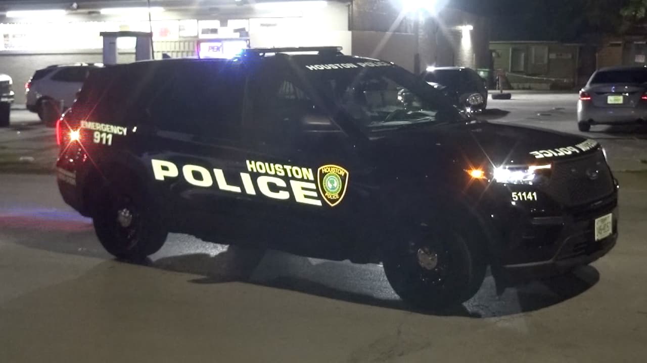 Alrededor de las 8:30pm, la policía respondió a un tiroteo donde
<a href="https://www.univision.com/local/houston-kxln/tiroteos-liberty-road-houston-hombre-mujer-murieron" target="_blank">una mujer fue baleada</a> dentro de un vehículo en la cuadra 3500 de la Liberty Road.