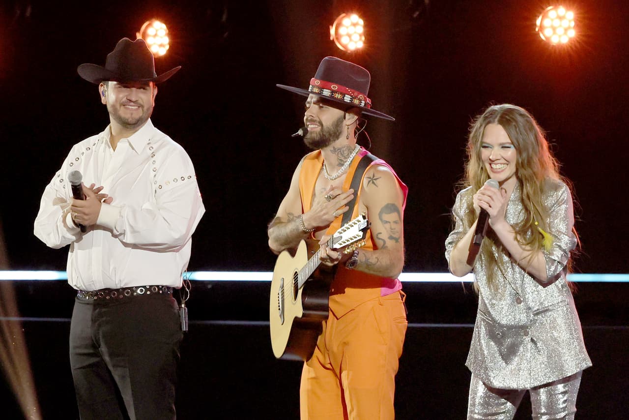 Edén Muñoz se presentó con Jesse & Joy en el escenario durante la Persona del Año 2022 de la Academia Latina de la Grabación en Honor a Marco Antonio Solís.