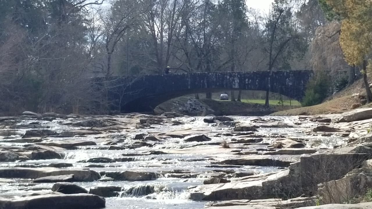 Los visitantes del parque pueden disfrutar de caminar en Sandy Creek, por senderos naturales o andar en bicicleta hasta los cercanos Dauset Trails. Un pequeño museo, abierto según la temporada, destaca a los indios Creek, la era de los centros turísticos y la historia de CCC. Cabañas y sitios de camping pueden reservarse para pasar la noche.