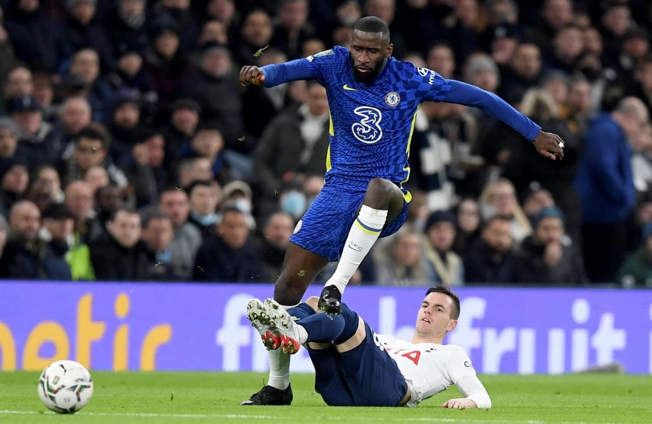 Chelsea se impone por la mínima en la semifinal de vuelta 1-0 y se lleva el triunfo sobre el Tottenham, siendo el primer finalista para la Copa de la Liga de Inglaterra. Antonio Rüdiger le dio el triunfo a los 'Blues' al minuto 18'. El marcador global fue de 3 a cero.