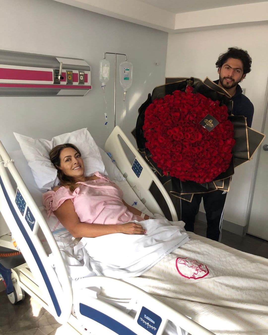 Verónica del Castillo externó que mucho tuvo que ver la partida de Darwin, de 21 años. "Simbólicamente, en mí fue como una especie de luto que se haya ido (mi hijo), y eso hizo que creciera y creciera el tumor”, agregó.