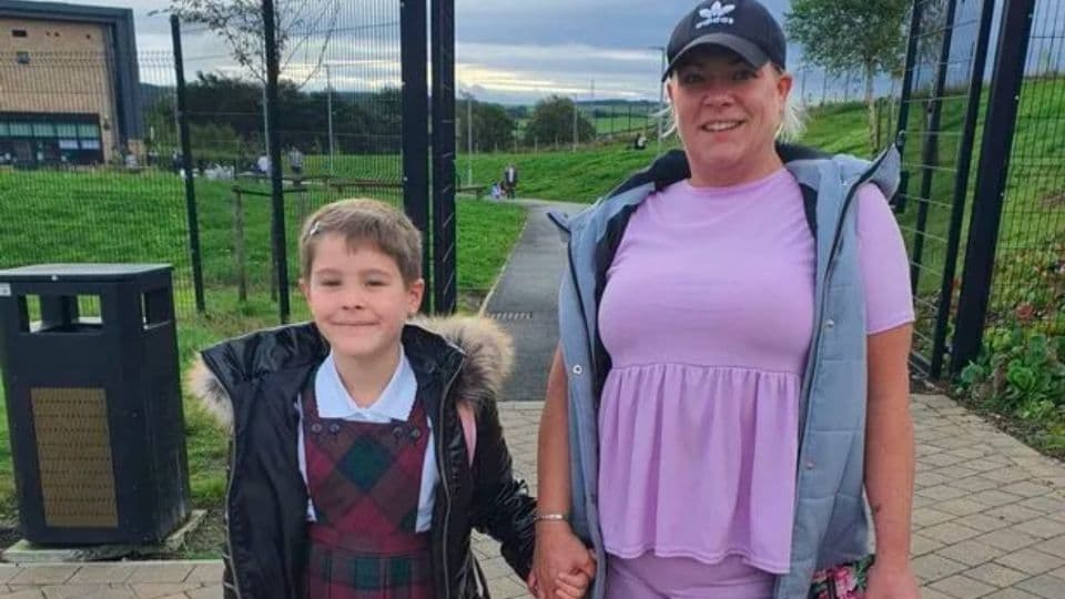 Mamá permite que su hijo use falda para ir a la escuela