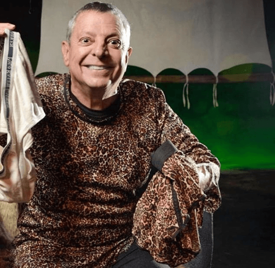 César Bono en Defendiendo al cavernícola