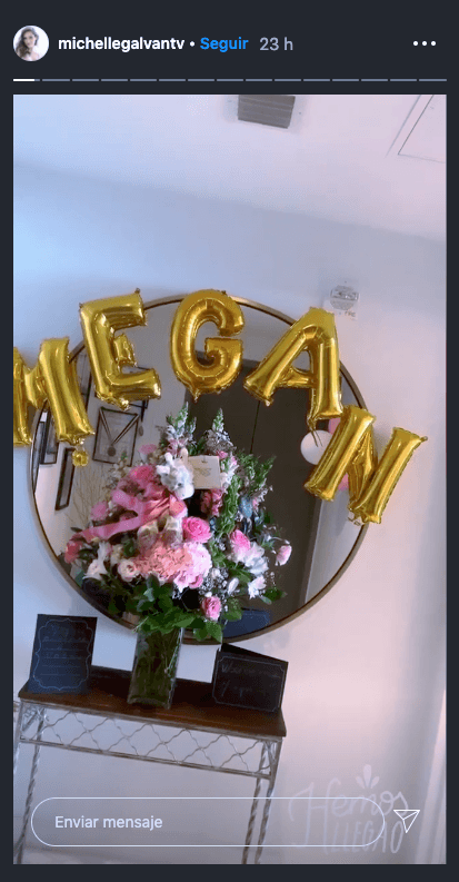 Una vez que la nueva familia llegó a su hogar se encontró con una bonita sorpresa: la abuela y la madre de la conductora lo decoraron para recibirlas. Lo primero que vieron fue el nombre de la bebé formado con globos.