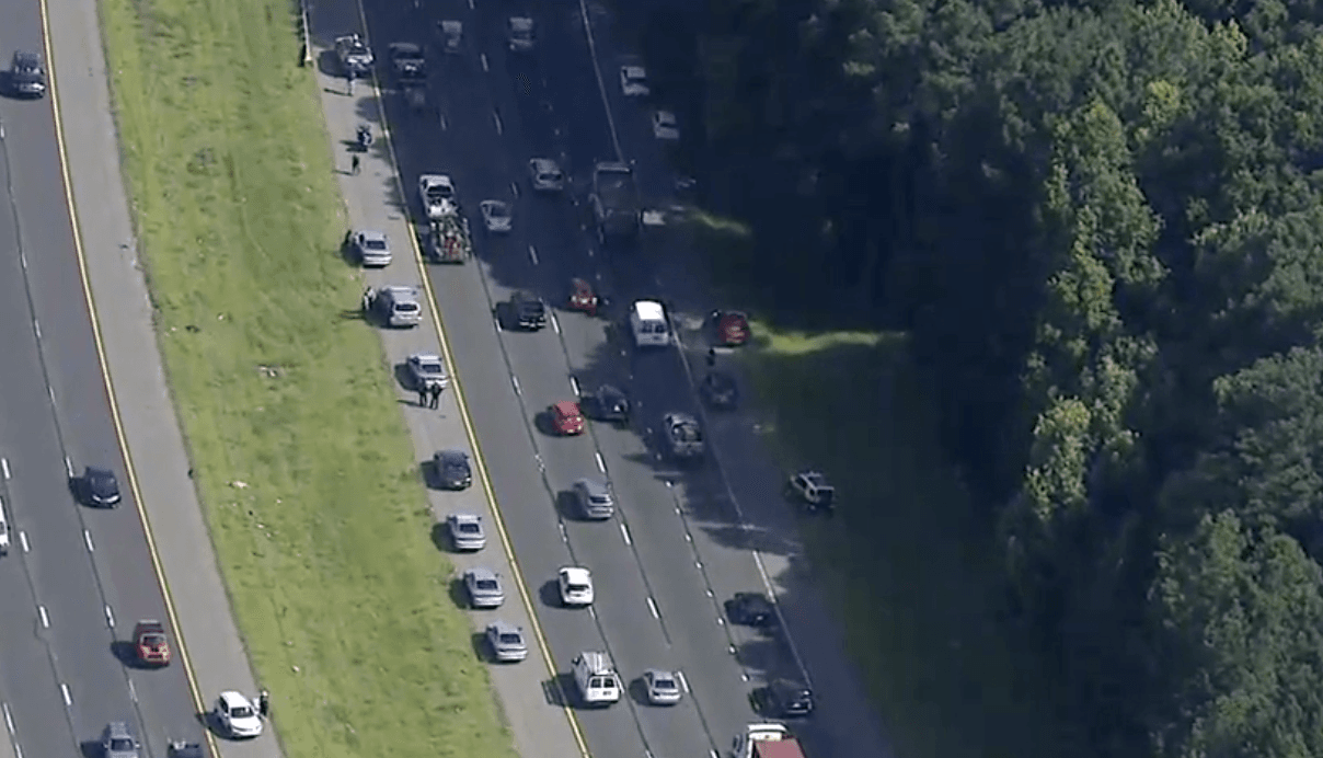 Los conductores condujeron lentamente como parte de la demostración "Reduzca la velocidad para detener el racismo", también conocida como "SlowDown2StopRacism" en inglés.