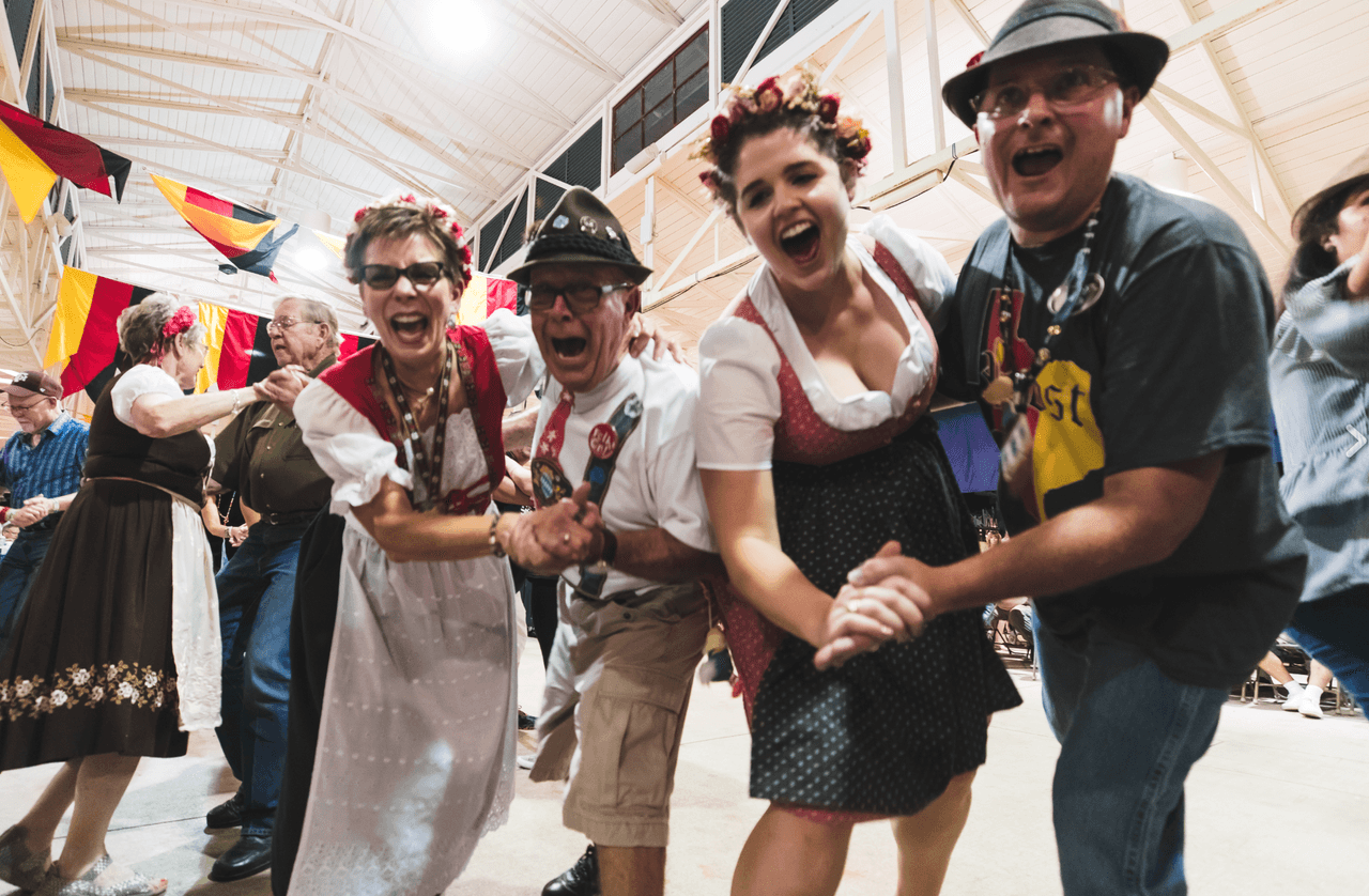 Oktoberfest es original de Alemania. Es un festival que se apodera de Munich durante dos semanas con desfiles, atracciones, música en vivo y cervezas.