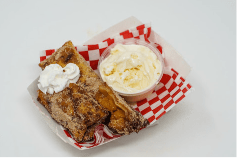 Deep Fried Peach cobbler Soul Rolls- Rollos fritos rellenos de Duraznos bañados en mantequilla con una mezcla de azúcar de canela y helado.
<br>