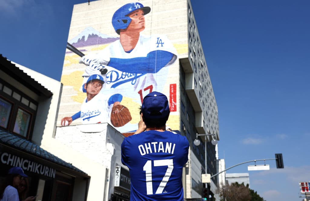 El hotel Miyako está localizado en el 328 Este de First Street, en el centro de Los Angeles y hasta allí desfilan los fans del béisbol.