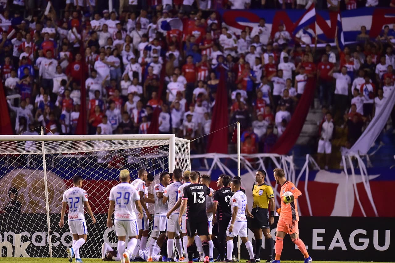 La intensidad del partido aumentó y se presentaron roces constantes entre los futbolistas.