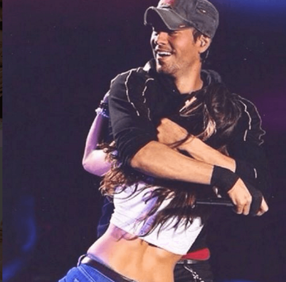 Cuando casi ahoga a una fan en un intenso abrazo.