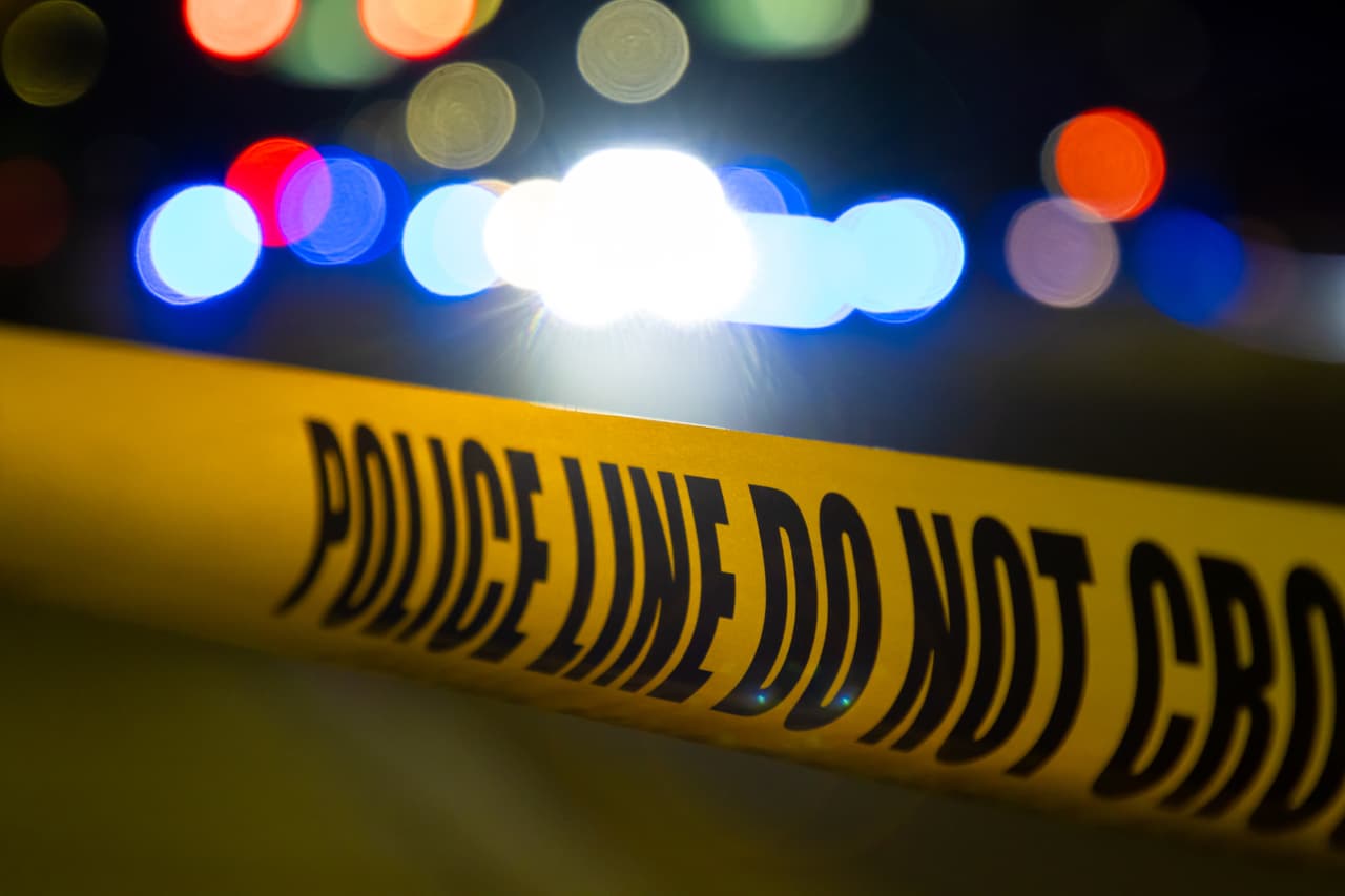 Encuentran dos hermanos muertos por disparos en el sótano de vivienda en Long Island.