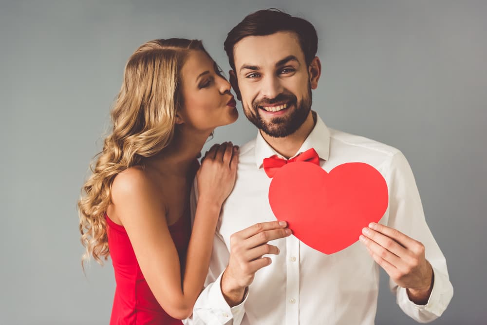 <b>Piscis</b>
<br>
<b>Se sacude tu vida íntima</b>
<br> ¡Venus, planeta del amor, está directo en tu signo pisciano! Es tiempo del cambio, de sacudir tu vida íntima con algo diferente que le demuestre a tu pareja que la sigas deseando y amando con la intensidad de siempre. Tal vez has descuidado ciertos detalles debido a exceso de trabajo, preocupaciones familiares o económicas. Ahora es el momento de retomar las riendas de tu vida y no dejar que se enfríe tu relación amorosa.