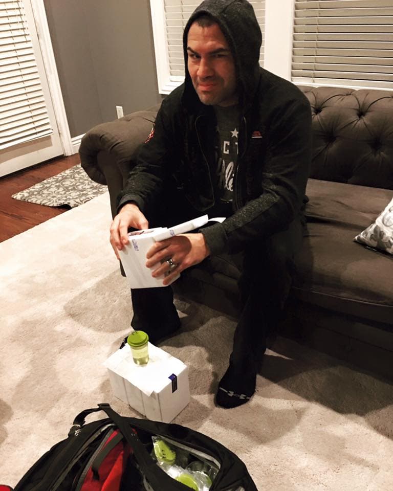 Caín Velásquez salió bien de la operación en el nervio ciático