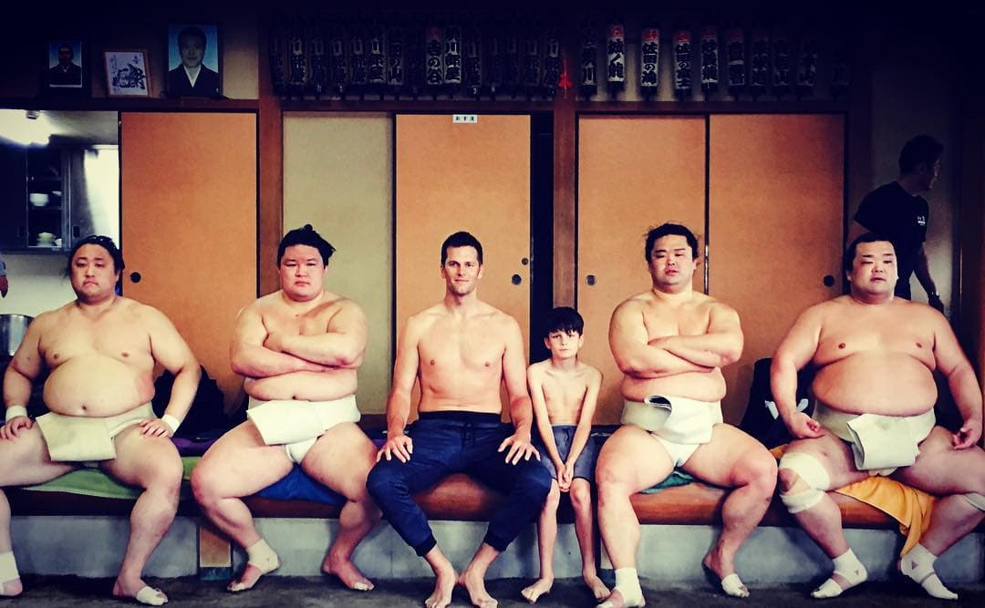 En junio de 2017, Brady compartió esta imagen con jugadores de sumo en su visita a Japón, luciendo diferente a la actualidad.