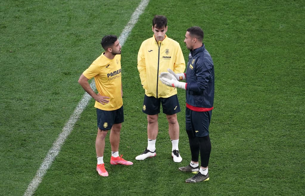 Unai Emery se encargó de hablar con todo el equipo antes de iniciar con los entrenamientos de cara a la final de la UEFA Europa League. Los jugadores del 'Submarino Amarillo' se mostraron alegeres y concentrados durante el calentamiento en el Arena Gdansk.