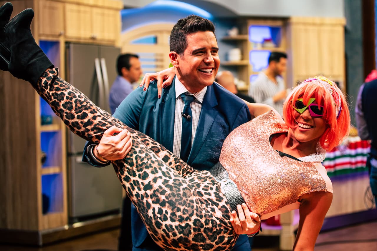 Yazmín 'La Exótica' llegó sin invitación e inmeditamente encontró una pareja de baile.