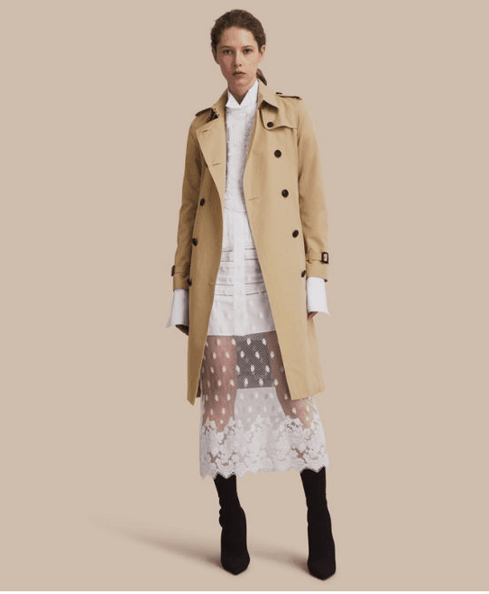 Gabardina:
<b>Burberry.</b> Valor:
<a href="https://us.burberry.com/the-kensington-extra-long-heritage-trench-coat-p40069051"> <b>$2,096</b></a>