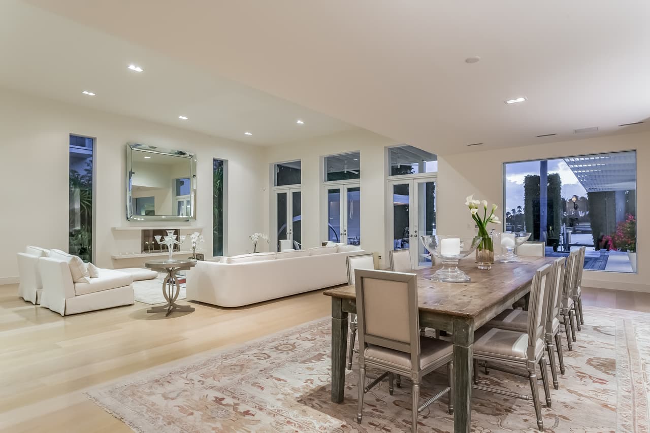 Minimalista y esencialmente blanca, la residencia destila esa herencia libanesa de la cantante, quien ahora reside en Barcelona, España, con su pareja sentimental el futbolista
<b><a href="https://www.univision.com/entretenimiento/asi-reacciono-shakira-cuando-le-preguntaron-por-su-boda-con-pique">Gerard Piqué</a></b> y sus hijos
<b><a href="https://www.univision.com/entretenimiento/shakira-pique-milan-y-sasha-de-vacaciones-en-bahamas-fotos">Milan y Sasha</a></b>.