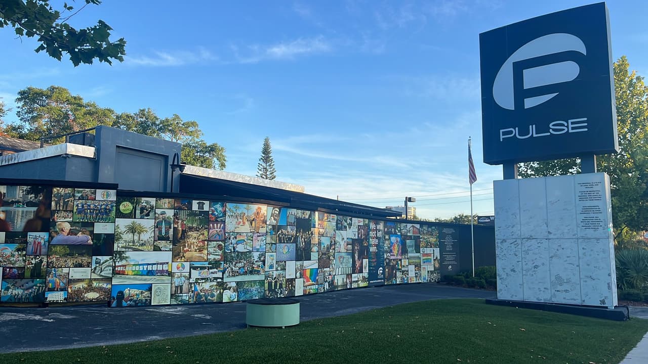 Para activistas, los eventos conmemorativos de este año toman aún más importancia por
<a href="https://www.univision.com/local/tampa-wvea/desafios-enfrentan-personas-transgenero-florida-leyes-dirigidas-comunidad-lgbtq" target="_blank">un conjunto de leyes promulgadas en la Legislatura de Florida dirigidas a la comunidad LGBTQ+.</a> "Es un gran miedo que tengamos que escondernos otra vez",
<a href="https://www.univision.com/local/orlando-wven/estan-permitiendo-que-hagan-esto-asi-reacciona-la-comunidad-lgbtq-a-los-mensajes-de-odio-en-florida-video" target="_blank">expresó una mujer transgénero sobre estas leyes.</a>