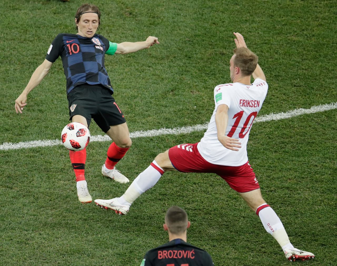 Eriksen trató de conectarse con Yussuf Poulsen en ataque y en el tiempo extra con Pione Sisto, otro delantero de gran movilidad, pero el cansancio ya estaba haciendo mella en él y en todos.