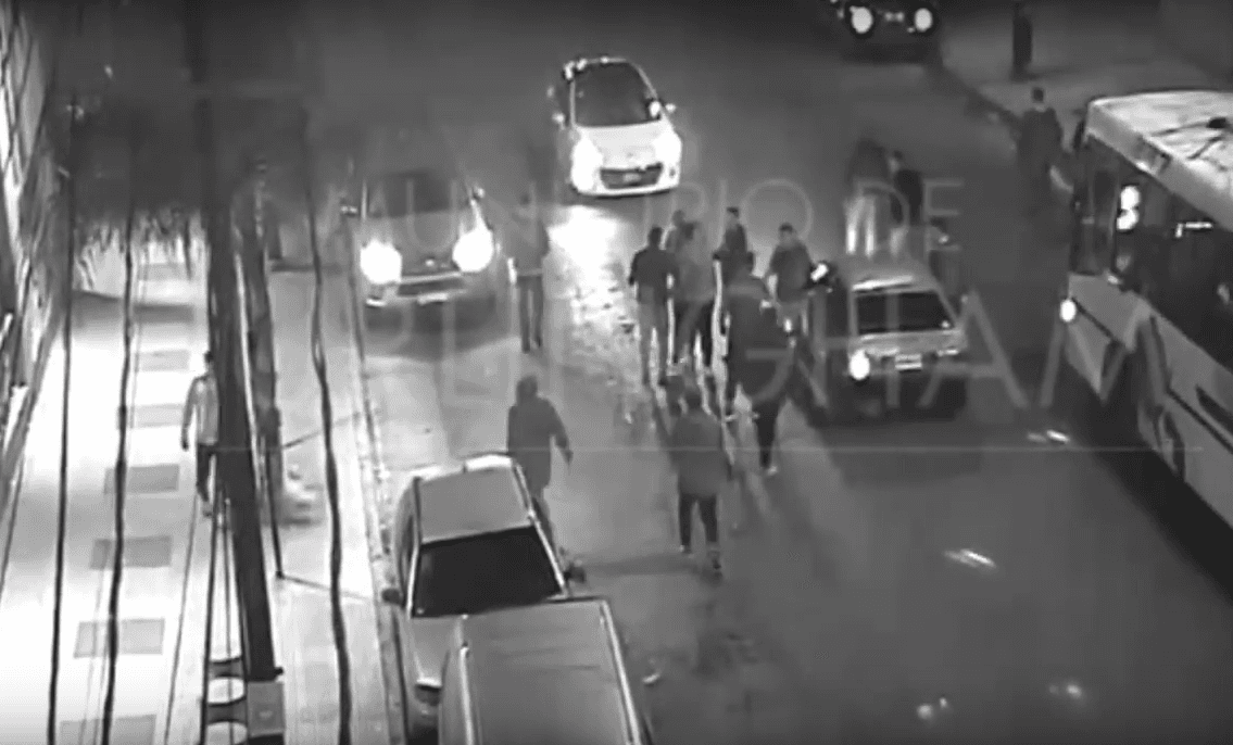 Con la pelea controlada pero en medio aún de la confusión, reaparece en escena el vehículo blanco (arriba) de uno de los grupos que discutían.