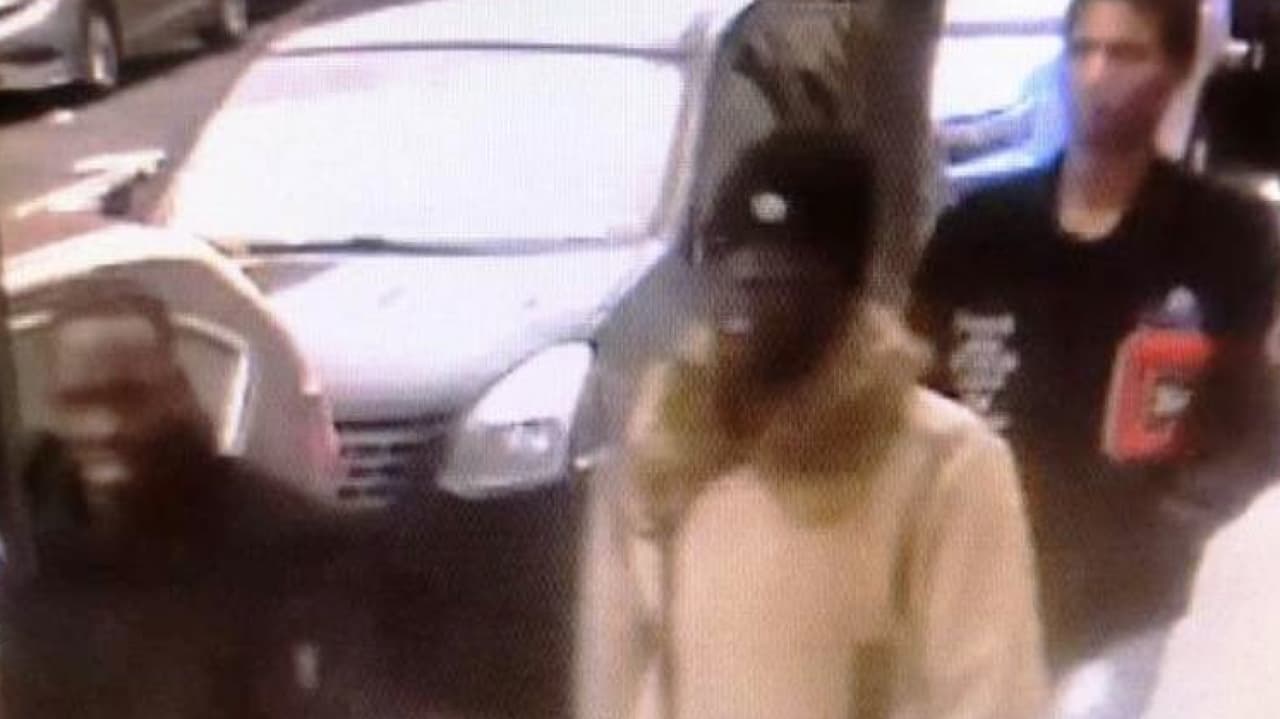 Esta foto de los tres hombres de interés en el caso están siendo buscados por la policía.