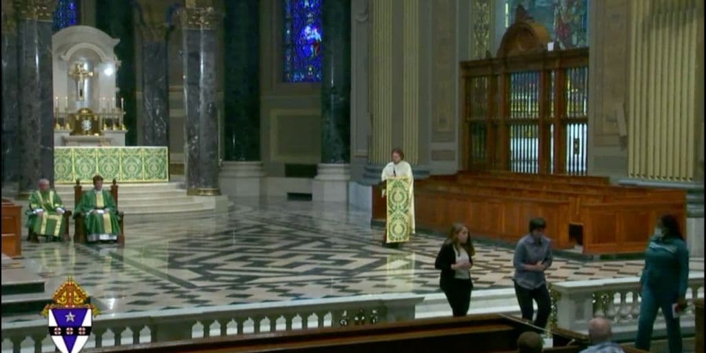 Aproximadamente 32 minutos después del video de Facebook Live de la misa, un sospechoso no identificado golpeó dos veces en la cara a un lector de la iglesia.
<br>