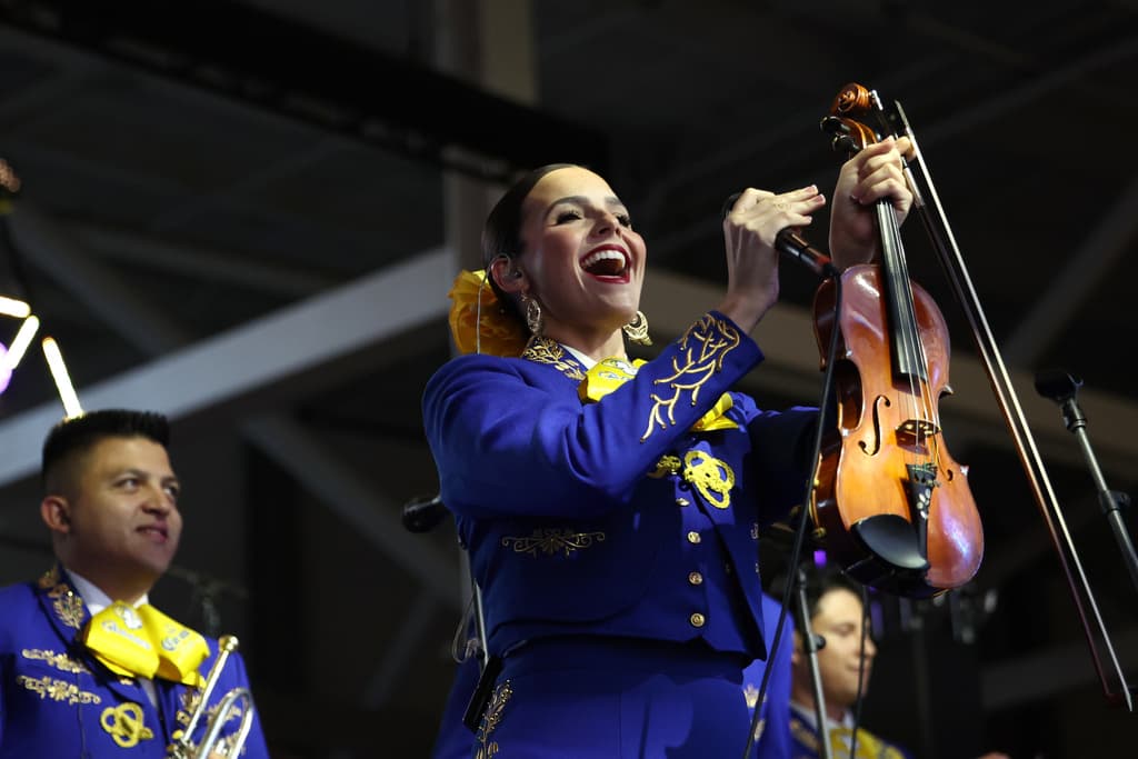 Crystal Hernández, única mujer de los Mariachi Rams, toca el violín durante una presentación en el SoFi Stadium. Hernández también forma parte de Mariachi Reyna de Los Ángeles, conjunto fundado por su padre José Hernández.
