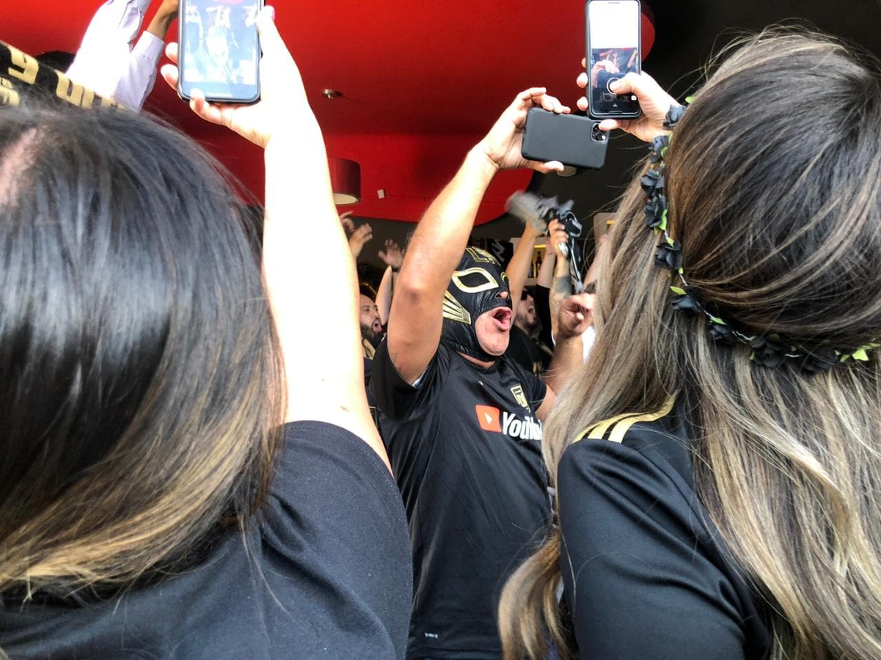 Muy prendida y animada la afición angelina, poniendo el color en León para alentar al LAFC.