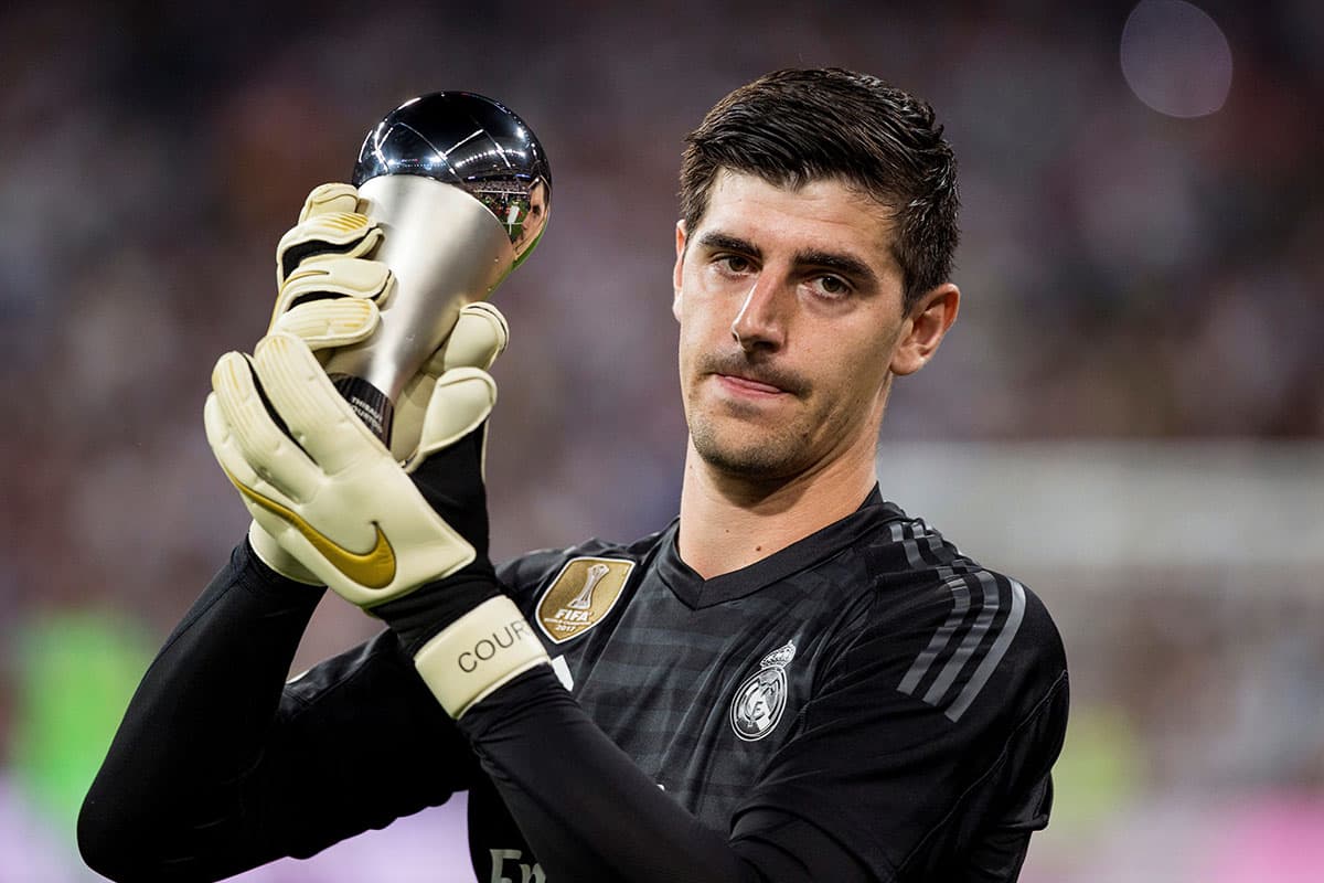 El arquero Thibaut Courtois con su trofeo de la ceremonia The Best al mejor arquero del mundo.
